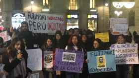 Residentes peruanas contra el indulto de Fujimori en Sant Jaume / AROA ORTEGA