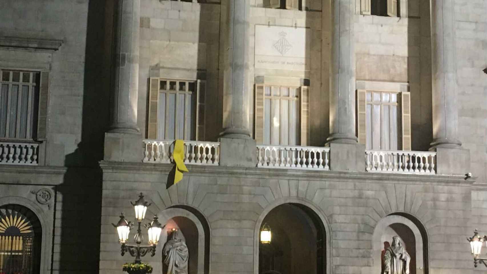 El Ayuntamiento vuelve a lucir el lazo amarillo / AO