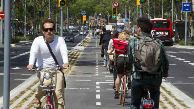 Imagen del carril bici del paseo Sant Joan en las proximidades de la plaza de Tetuán / EFE