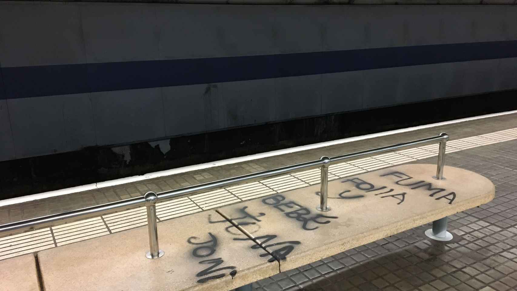 Pintada en el metro de Horta / P. A.
