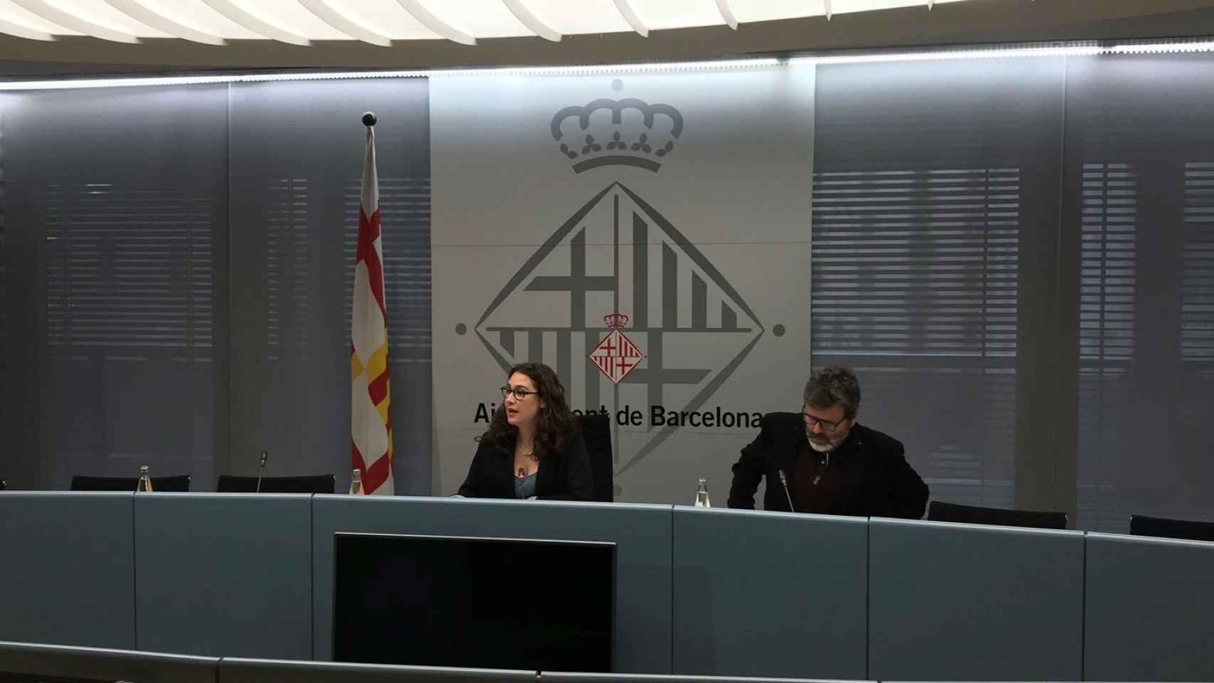 La concejala Laura Pérez y el director general de Justicia Global y Cooperación Internacional, David Llistar, han explicado que el Ayuntamiento de BCN consolida el 0,7% de ayuda en cooperación