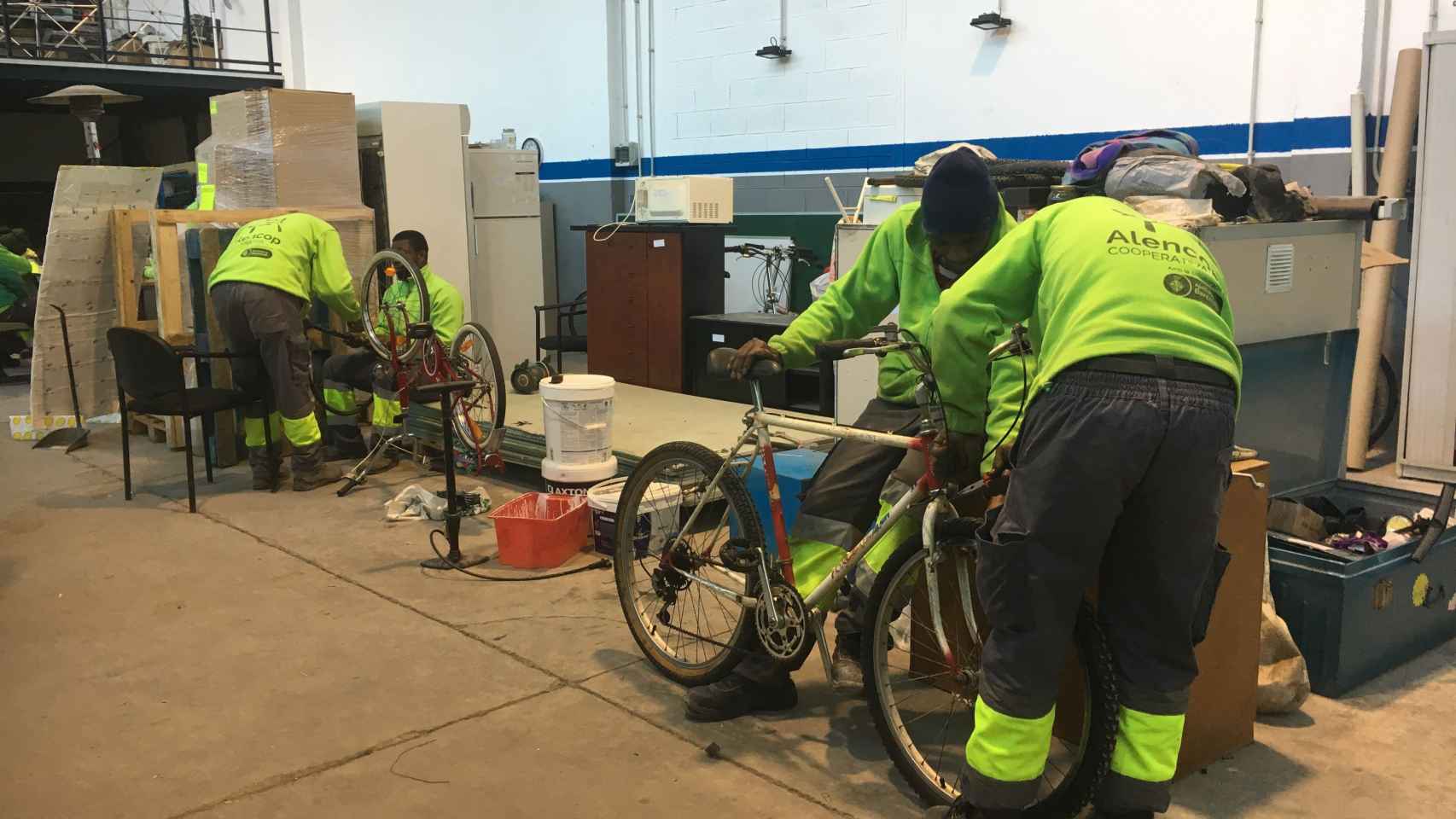 Integrantes de la cooperativa reparando bicicletas de uso interno / AO