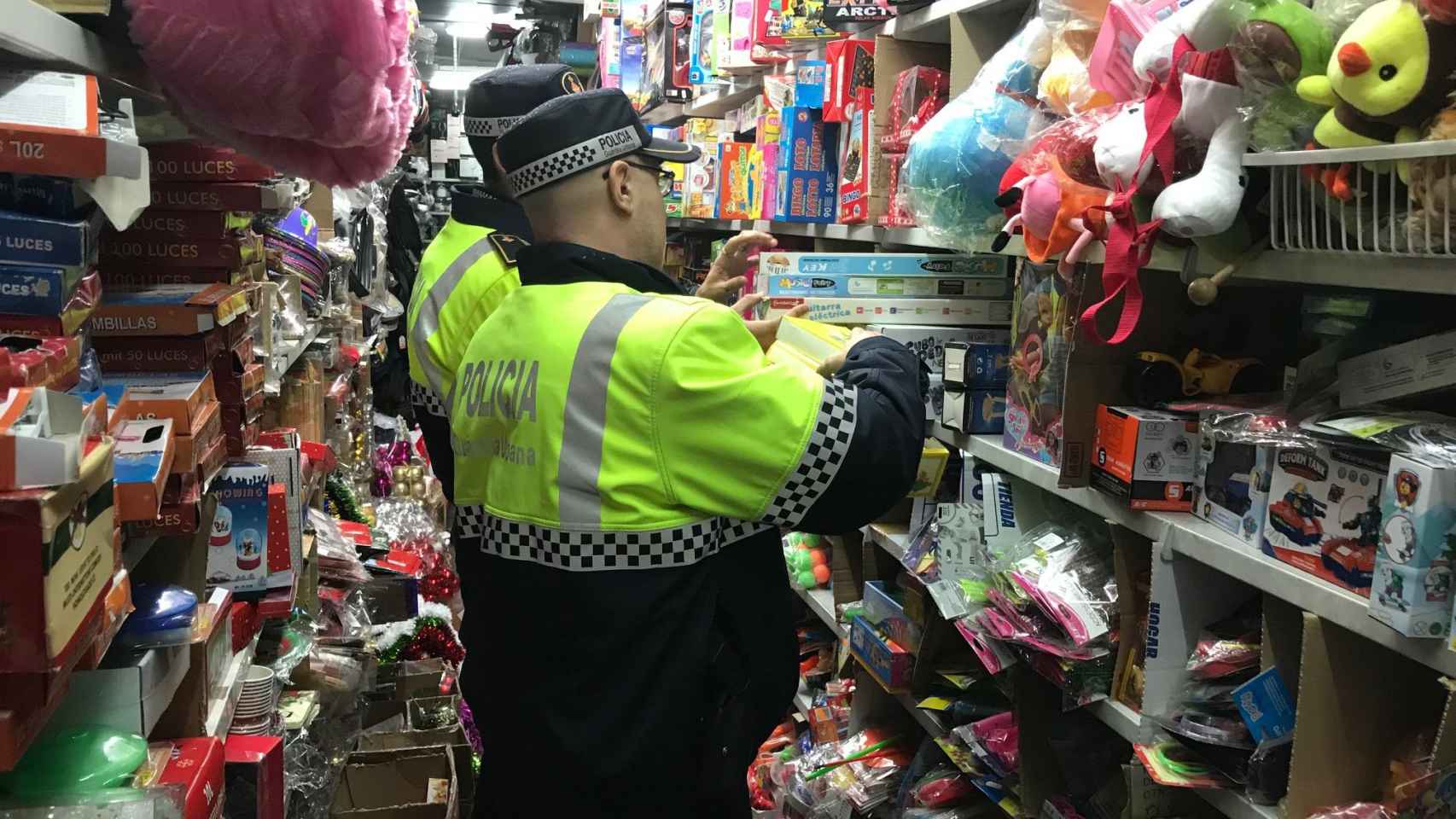 Agentes de la Guàrdia Urbana La Guardia retiran juguetes en mal en Navidad
