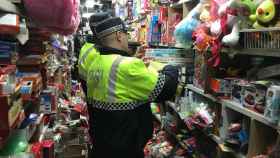 Agentes de la Guàrdia Urbana La Guardia retiran juguetes en mal en Navidad