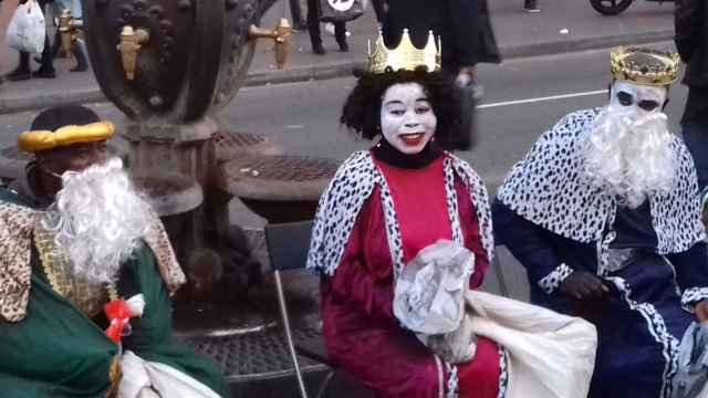 Tres manteros convertidos en Reyes Magos junto a la fuente de Caneletes / JORDI SUBIRANA