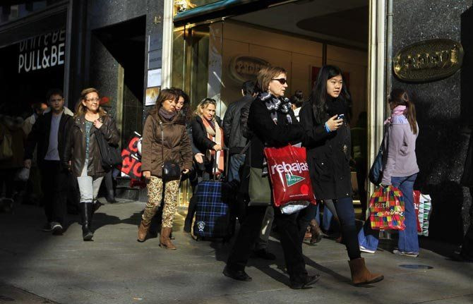 Personas de compras por el centro de Barcelona durante la campaña de Navidad / EFE