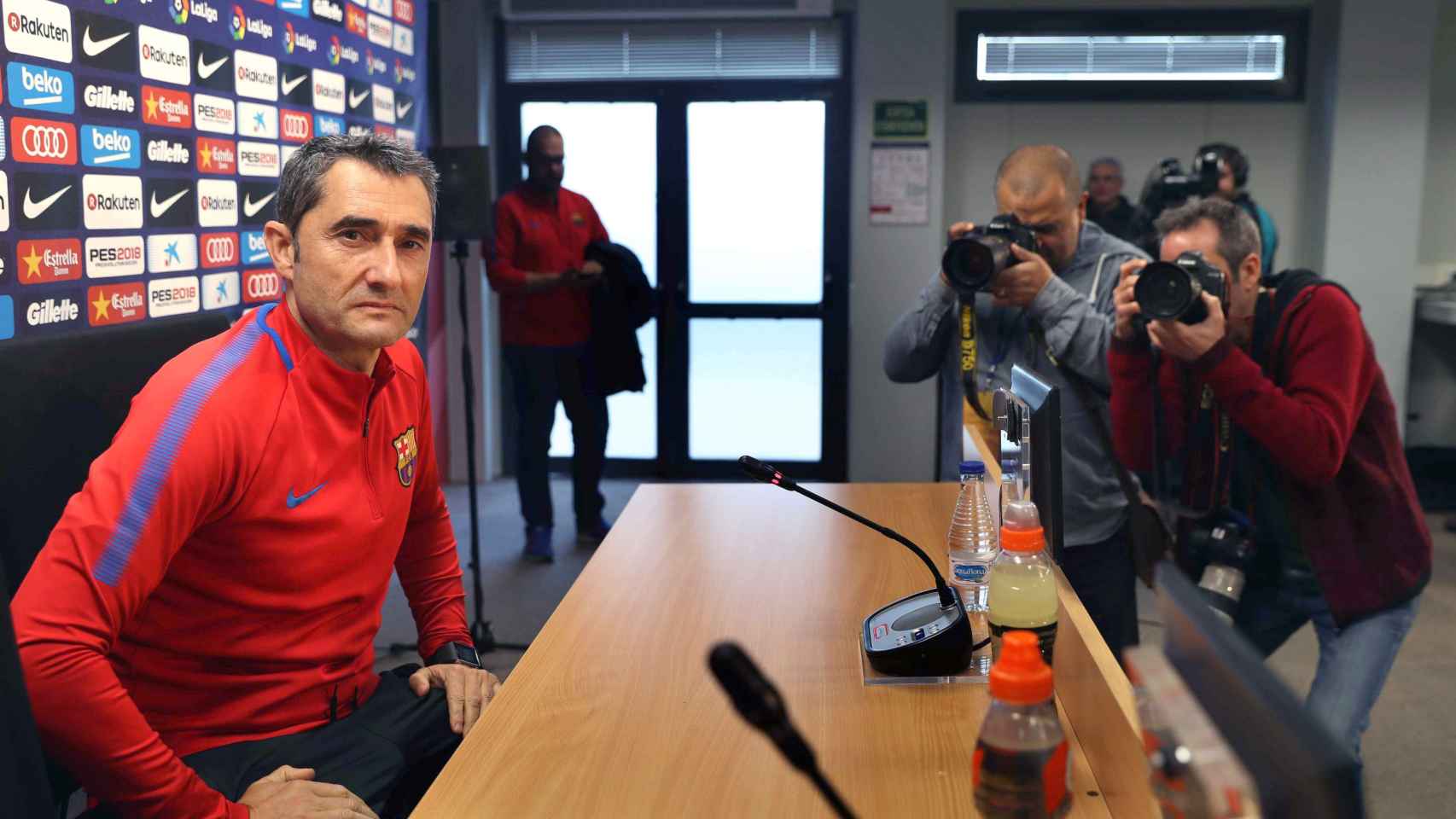 El entrenador del FC Barcelona, Ernesto Valverde, en rueda de prensa en el Camp Nou / EFE/TONI ALBIR