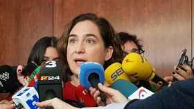 Ada Colau, rodeada de periodistas, ve lógico que el President de la Generalitat esté en Catalunya y no en Bruselas