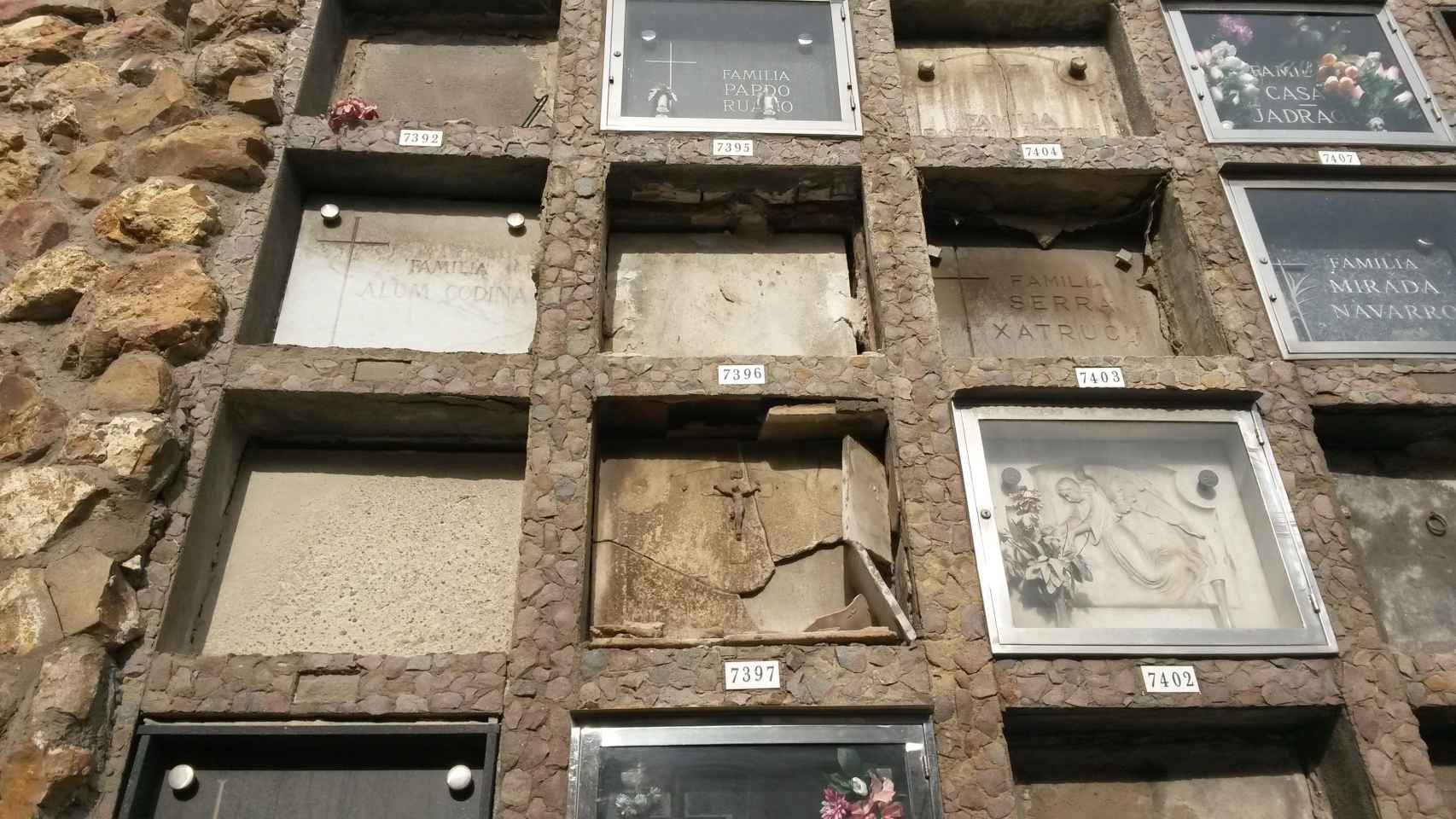 Estado de algunos nichos en el cementerio de Montjuïc / SÍNDICA DE BARCELONA