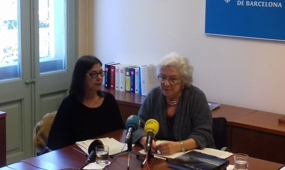 La asesora Francesca Reyes y la Síndica, Maria Assumpció Vilà, durante la rueda de prensa