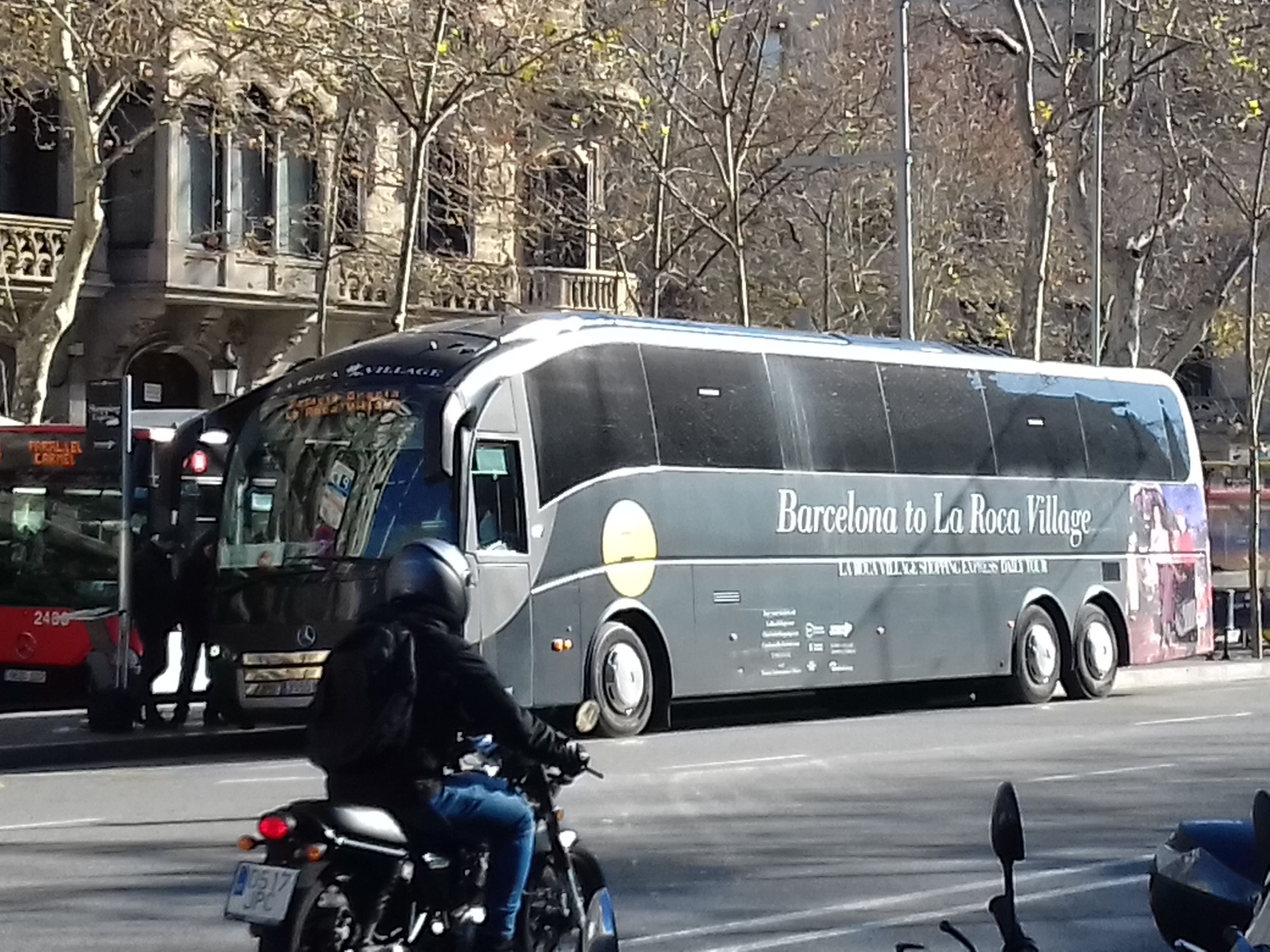 Un autocar de La Roca Village, estacionado en el paseo de Gràcia / JORDI SUBIRANA