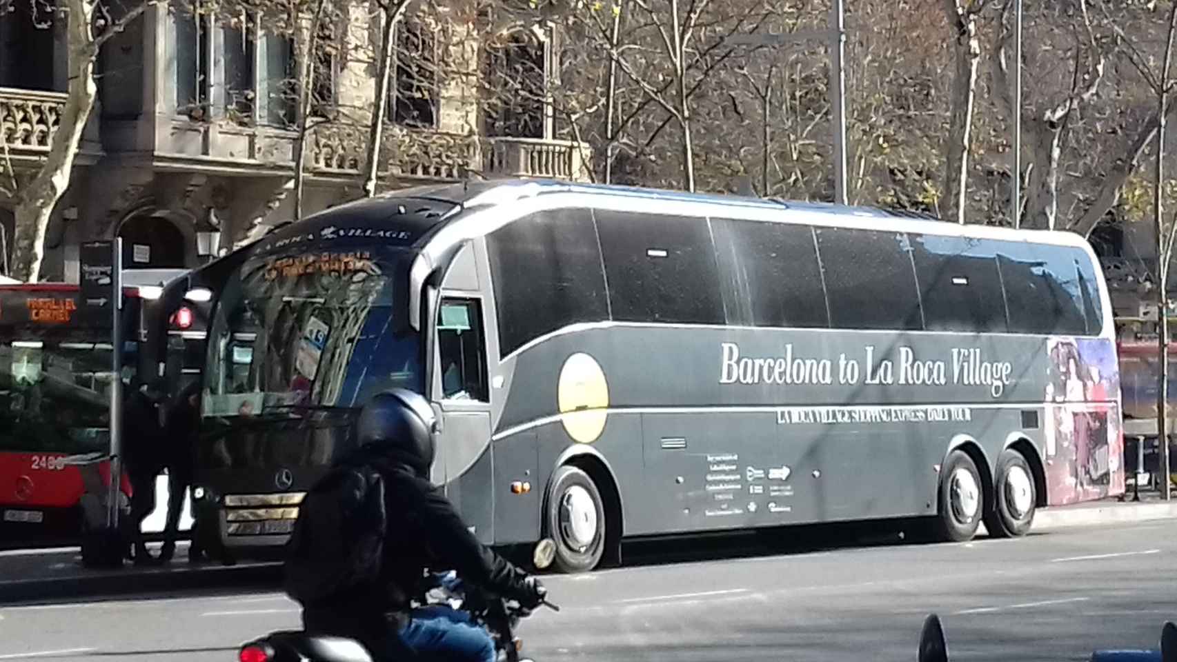 Un autocar de La Roca Village para turistas estacionado en el Paseo de Gràcia / JORDI SUBIRANA
