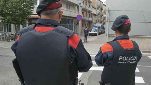 Los Mossos han detenido a tres personas en la operación / EFE