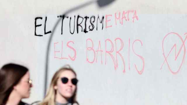 Pintada conta el turismo en la calle de Aragó con la Diagonal / ÁLVARO VENTURA