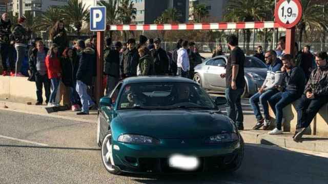 El público se agolpaba en la entrada del parking para ver la salida de los deportivos / M. C. García