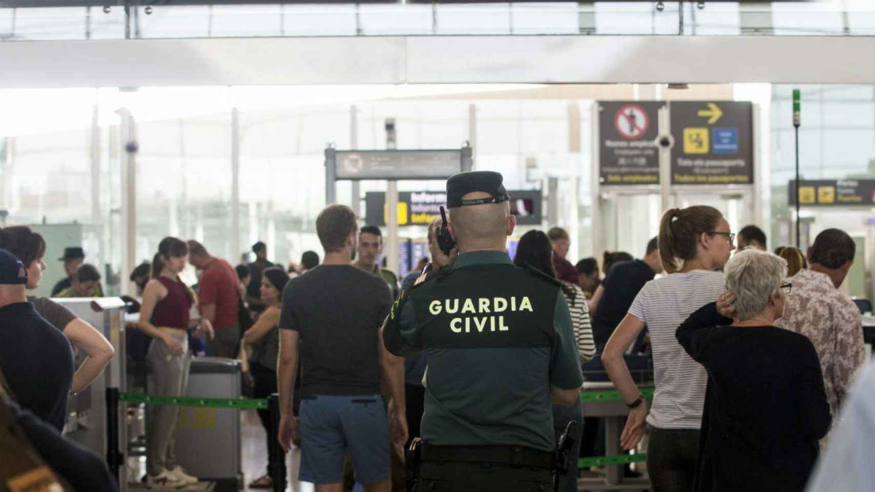 La Guardia Civil ha detenido a una persona con 3,5 kilos de heroína en el aeropuerto de El Prat / EFE