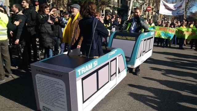 Participantes de la la manifestación para pedir la unión de los tranvías por la Diagonal / EUROPA PRESS