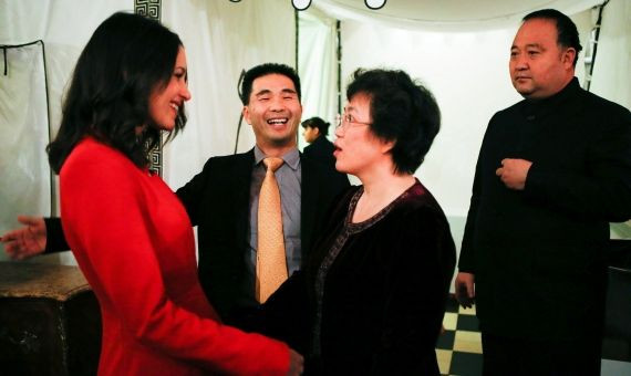 La Consul General China, Lin Nan, y la líder de Ciudadanos, Inés Arrimadas, conversan a su llegada a la cena / EFE/ ENRIC FONTCUBERTA