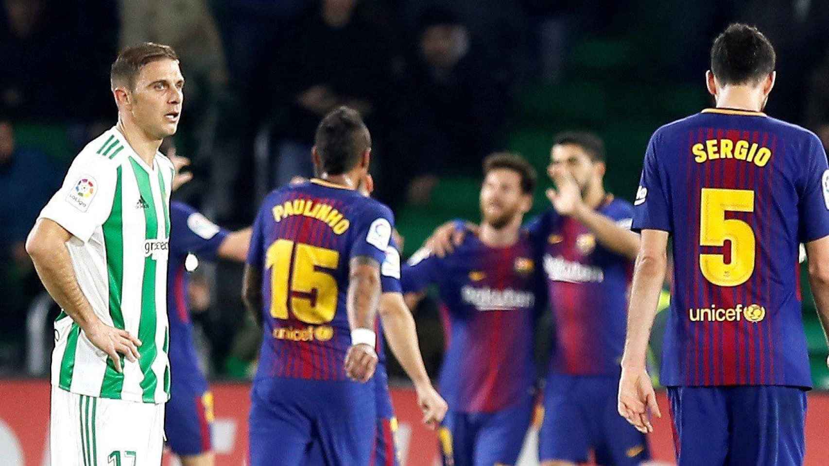 Los jugadores del Barça celebran uno de sus cinco goles al Betis / EFE