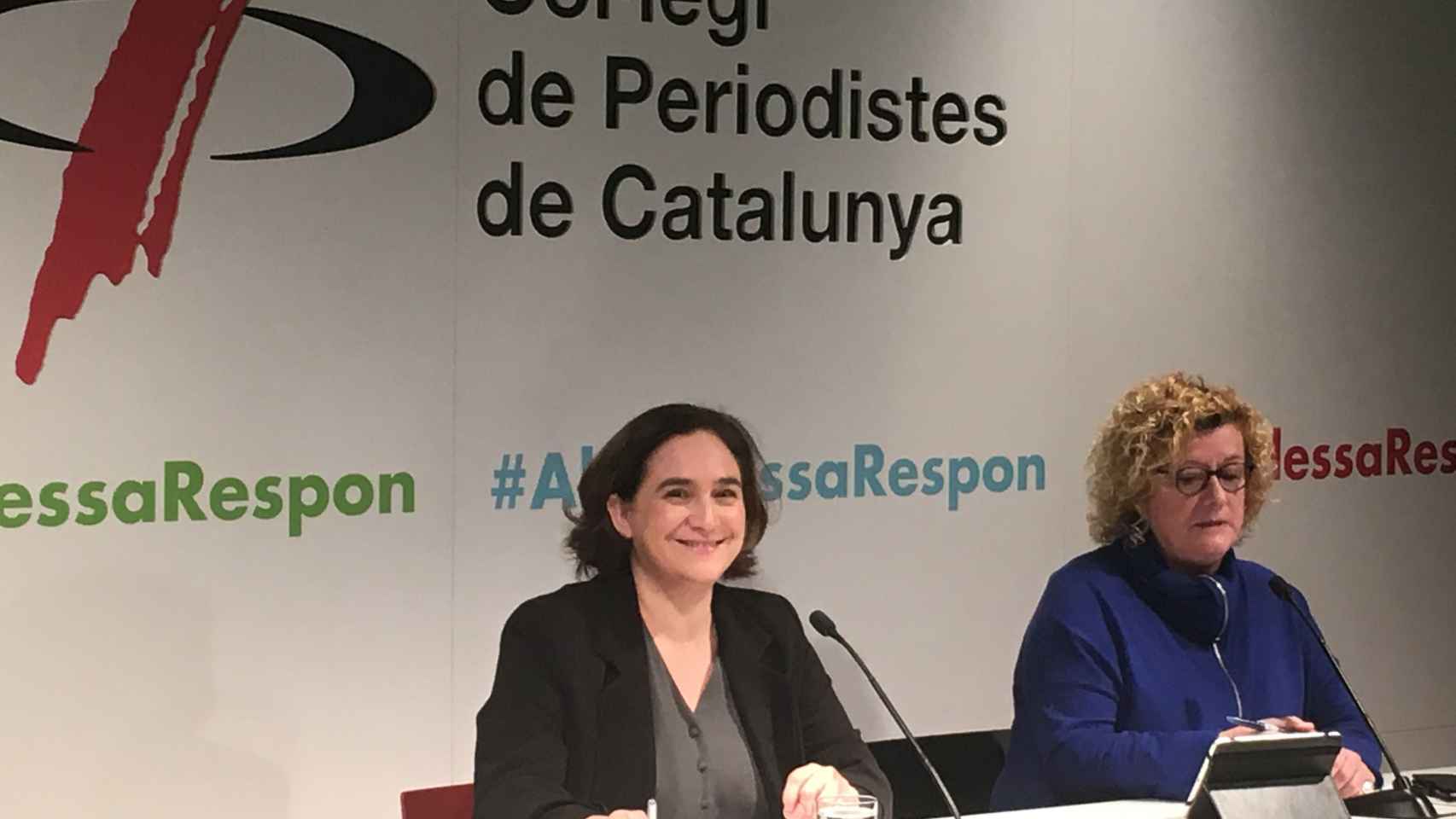 La alcaldesa, Ada Colau en la sesión abierta en el Col.legi de Periodistes / AO