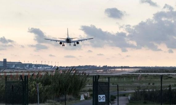 Avión aterrizando en el Aeropuerto de Barcelona-El Prat / ÁLVARO VENTURA