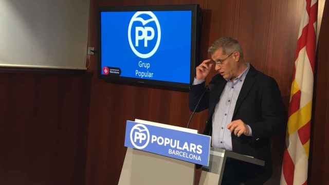 Alberto Fernández (PP) durante la rueda de prensa en el Ayuntamiento de Barcelona / X. A.