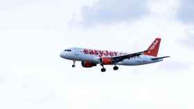 Avión de Easy Jet llegando al Aeropuerto de Barcelona-El Prat / ÁLVARO VENTURA