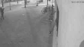 Captura del vídeo en el que se ve a los tres atacantes en plena acción vandálica