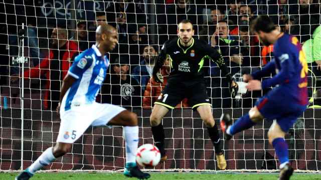 Messi intenta un lanzamiento a la portería del Espanyol / EFE