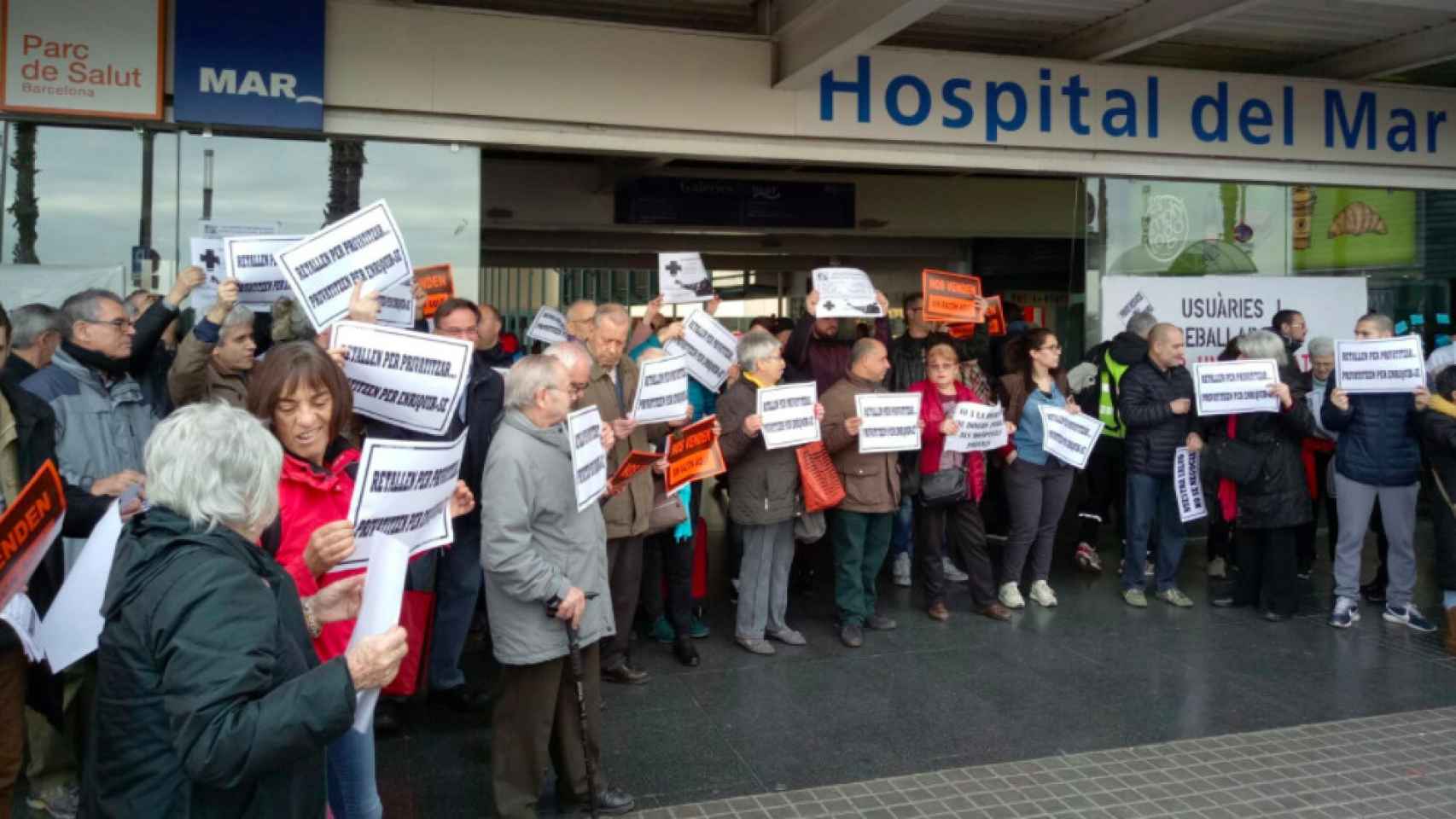 Protestas en la puerta del Hospital del Mar / @la_IAC