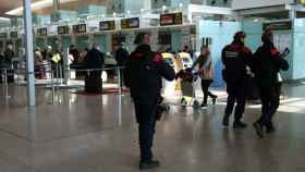 Los Mossos d'Esquadra en tareas de vigilancia en el aeropuerto de Barcelona-El Prat / EFE