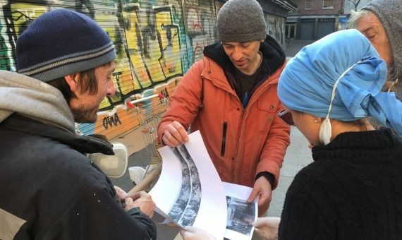 Vassili, Kostantinos, Tomi y Clara inspirándose en las fotografías históricas del barrio / AO