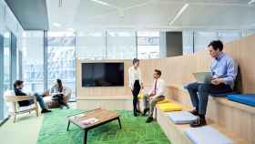 Las nuevas oficinas de trabajo son más abiertas y espaciosas, permitiendo la interrelación entre los trabajadores / B10geek