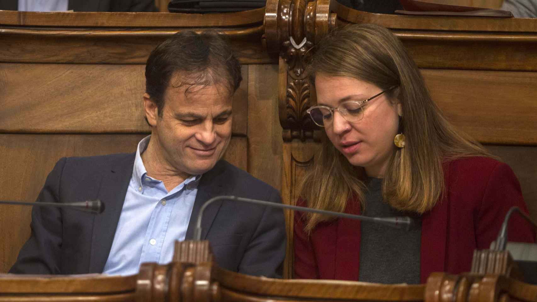Jaume Asens y Janet Sanz en el pleno del Ayuntamiento de Barcelona / HUGO FERNÁNDEZ