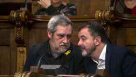 Los republicanos Alfred Bosch con Jordi Coronas en el pleno del Ayuntamiento de Barcelona / ÁLVARO VENTURA