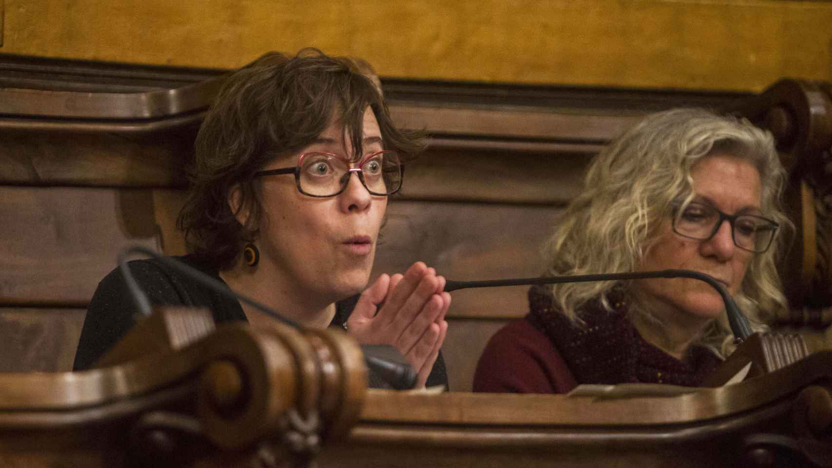 Eulàlia Reguant junto a María José Lecha en el pleno del Ajuntament de Barcelona / ÁLVARO VENTURA