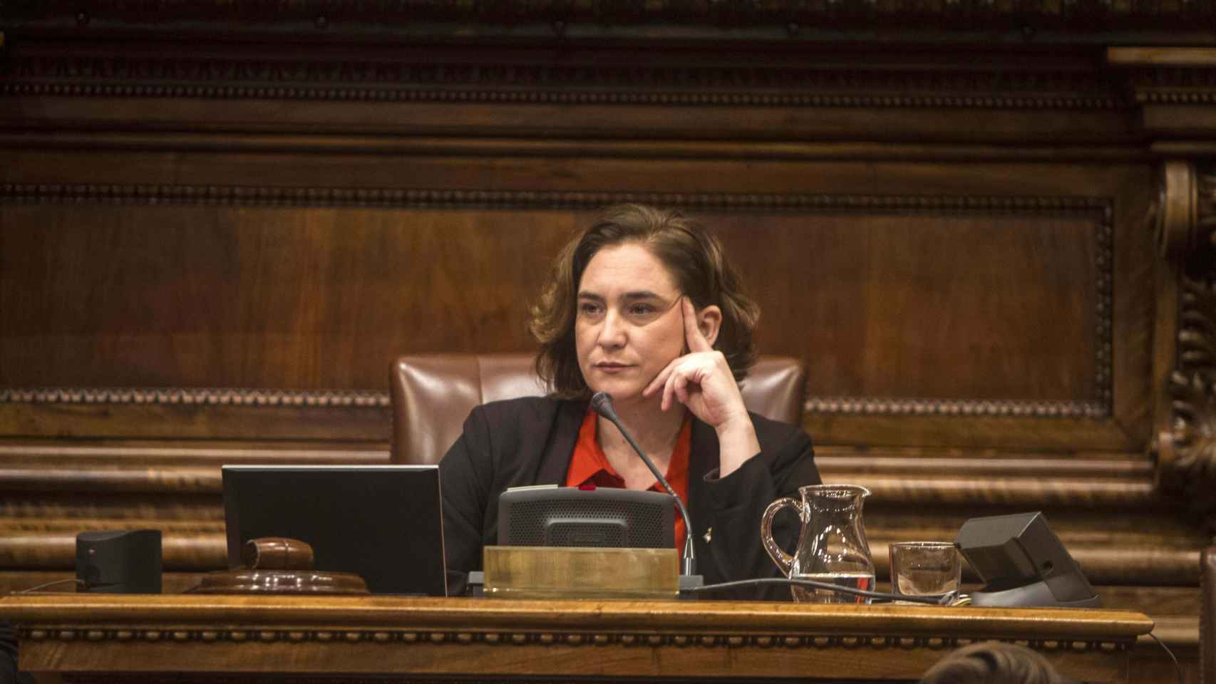 Ada Colau, más sola y aislada que nunca, tras perder la moción de confianza en el pleno del Ayuntamiento de Barcelona / ÁLVARO VENTURA