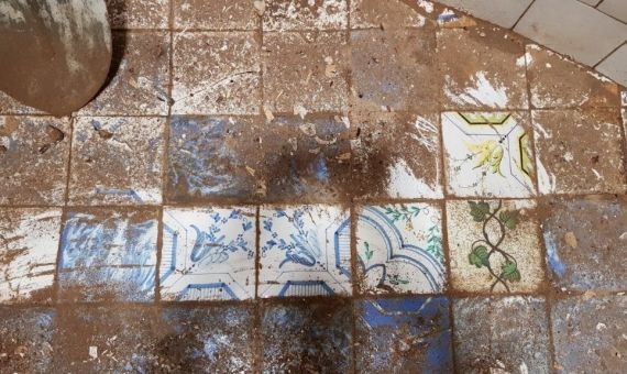 Detalle de la cerámica aparecida en el fondo del depósito subterráneo del Hostal Vell de  Hostafrancs / SERVEI D'ARQUEOLOGIA DE BARCELONA