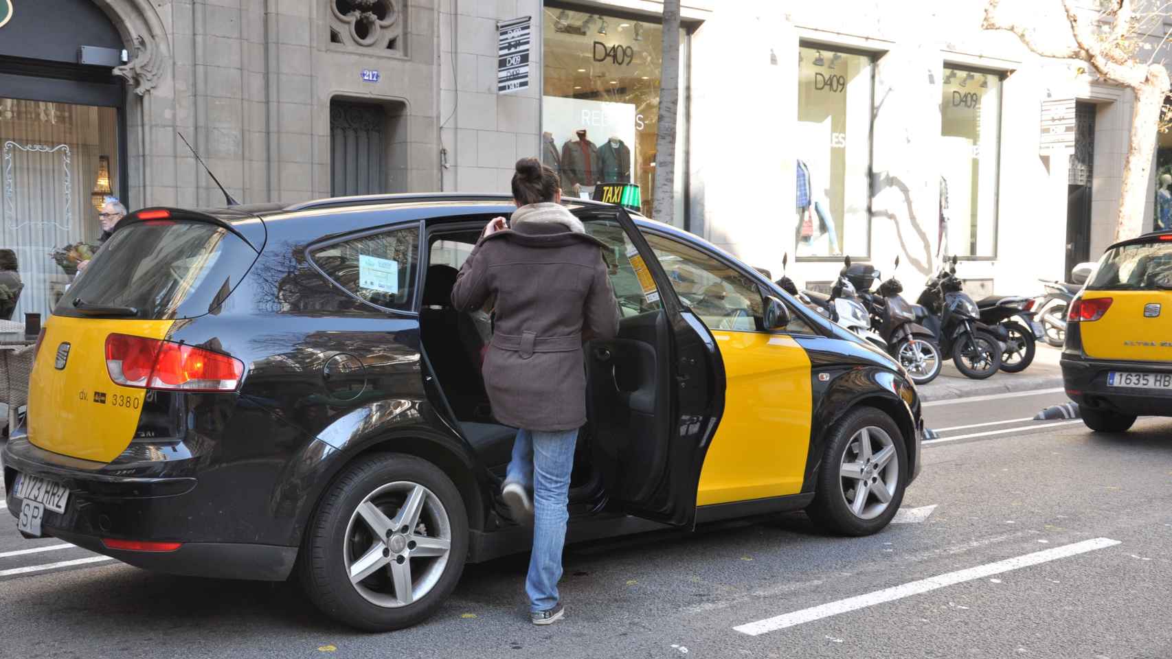Una usuaria subiendo a un taxi en Barcelona / MIKI