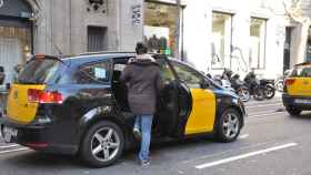 Una usuaria subiendo a un taxi en Barcelona / MIKI