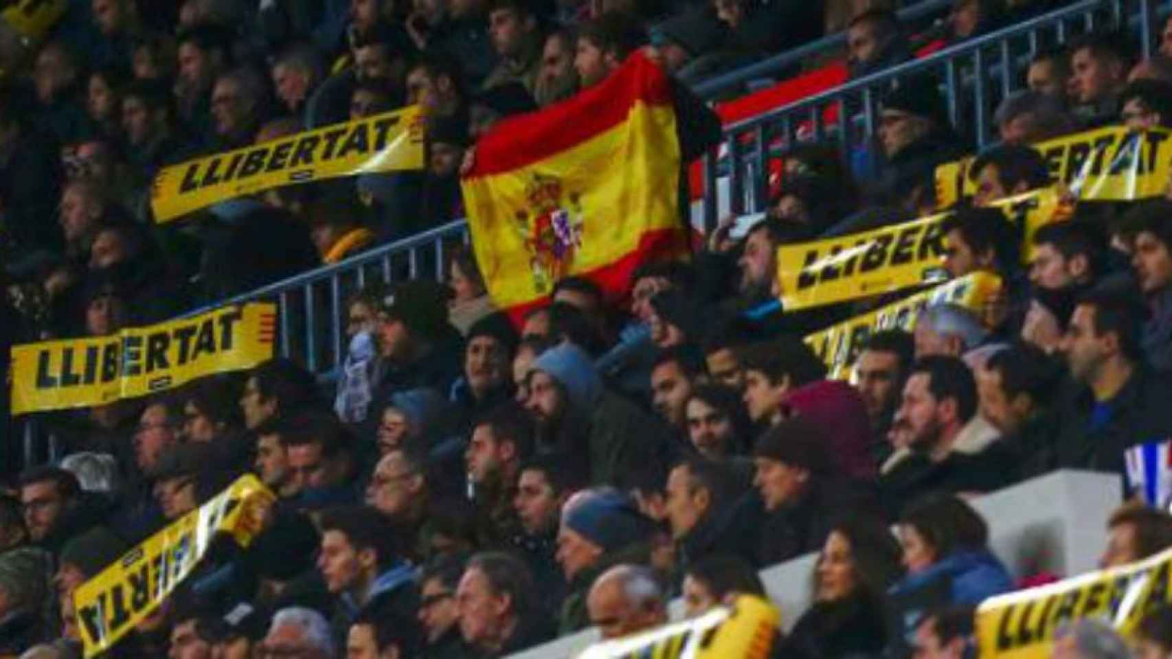 Un aficionado del Barça exhibe una bandera española mientras otros muchos piden libertad para los presos catalanes