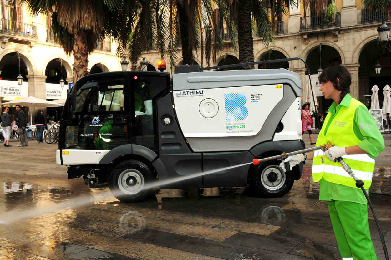 Una trabajadora de la limpieza en la plaza Reial de Barcelona / FCC
