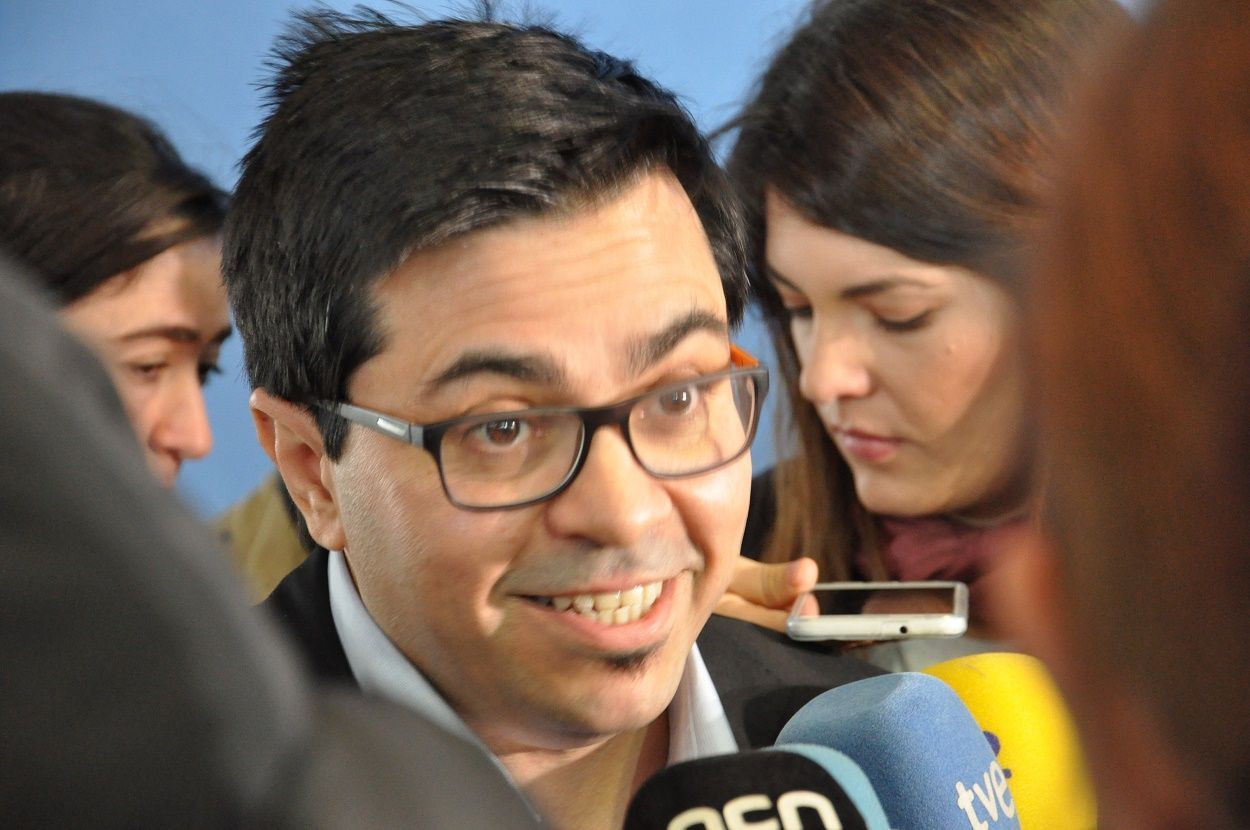 Gerardo Pisarello ha atendido a los medios tras la rueda de prensa / MIKI