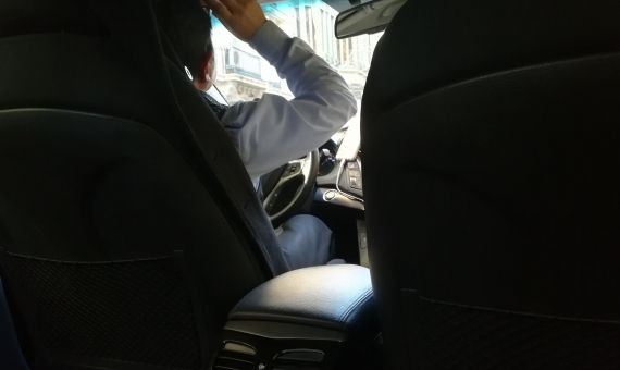 El conductor de Cabify durante un recorrido / P.B.
