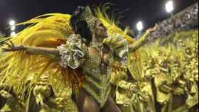 Una de las imágenes más características de la cultura brasileña: el desfile de escuelas de samba del carnaval de Río de Janeiro / EFE