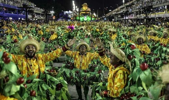 Imágenes del sambódromo brasileño de Río de Janeiro en plena explosión del carnaval. / EFE