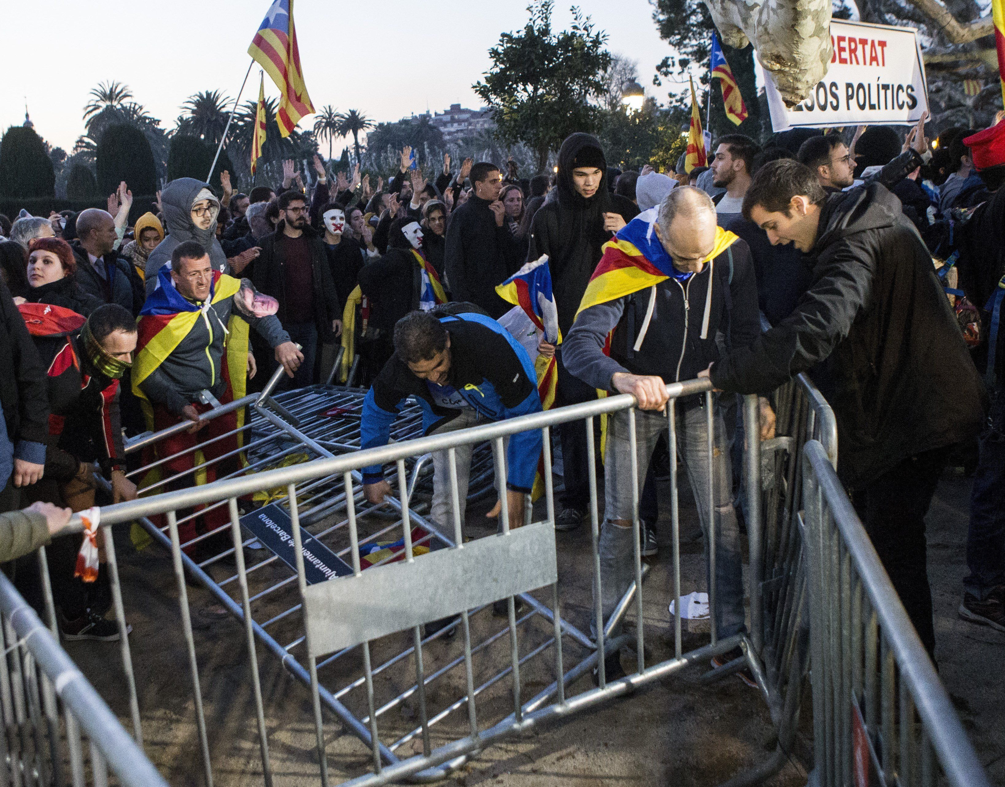 Manifestantes en el parque de la Ciutadella tirando las vallas / EFE / QUIQUE GARCÍA