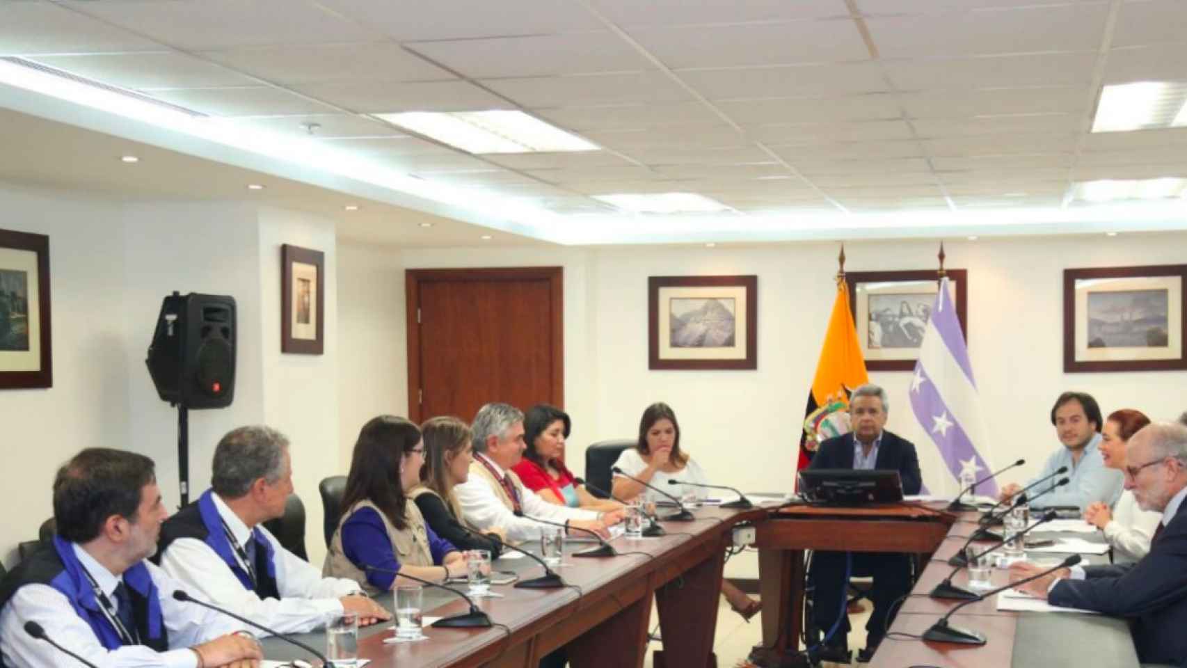El presidente de Ecuador, Lenin Moreno, con miembros de la junta electoral en Guayaquil / CANCILLERÍA DE ECUADOR