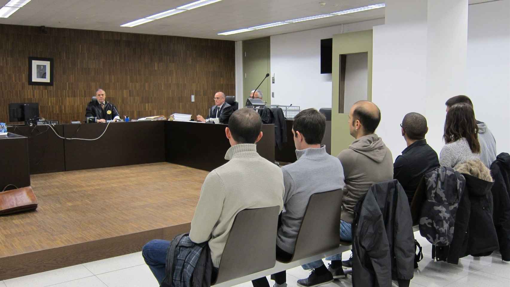 Los acusados sentados en el banquillo ante el juez / EUROPA PRESS