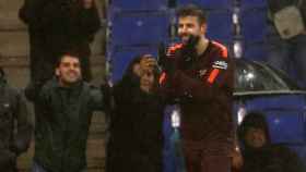 Gerard Piqué celebra el gol del empate del Barça en el campo del Espanyol / EFE